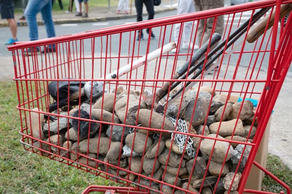 Des stocks de projectiles sont placés dans un chariot de supermarché près d'un barrage routier mis en place par des habitants pour bloquer l'accès et canaliser les militants indépendantistes à l'entrée de Tuband, dans le quartier de Motor Pool à Nouméa, le 15 mai 2024. 