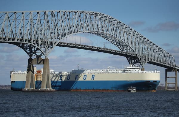 Un cargo sortant passe sous le pont Francis Scott Key, le 9 mars 2018 à Baltimore, dans le Maryland (photo d'archives)
