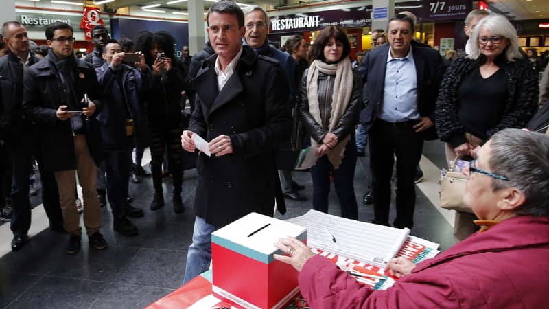 Manuel Valls a voté au référendum du PS dans son fief d'Evry "comme citoyen" et "militant de base