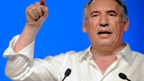 "Il n'est pas imaginable que le centre entre dans une opération de soumission", explique François Bayrou.