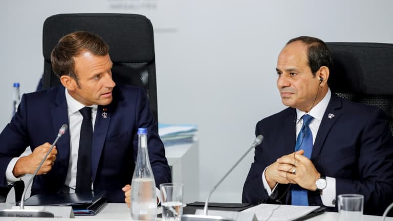 Le président Emmanuel Macron s'entretient avec le président egyptien Abdel Fattah al-Sissi, lors d'une conférence internationale à Biarritz, le 25 août 2019