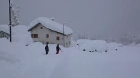 En Haute-Savoie, le village de La Tour est coupé du monde à cause de la neige 