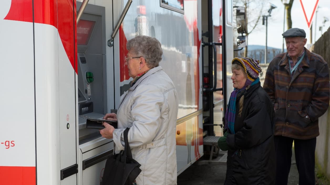 Un guichet automatique permet le retrait d'argent liquide. 