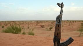 Un fusil d'assaut Kalashnikov de l'armée malienne, dans la région de Tombouctou