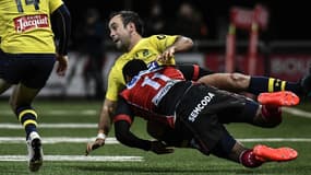Morgan Parra plaqué contre Oyonnax