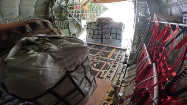 Un largage d'aide humanitaire de l'armée française au-dessus de la bande de Gaza 