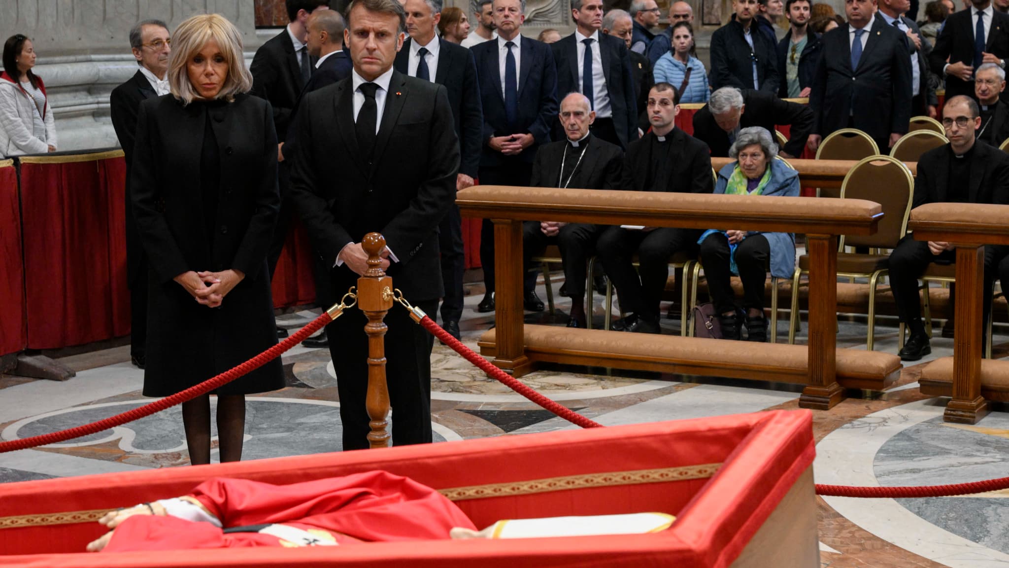 Brigitte et Emmanuel Macron devant la dépouille du pape François, le 25 avril 2025, au Vatican