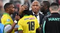 Antoine Kombouaré salue Moutoussamy après la finale de la Coupe de France de Nantes, le 7 mai 2022