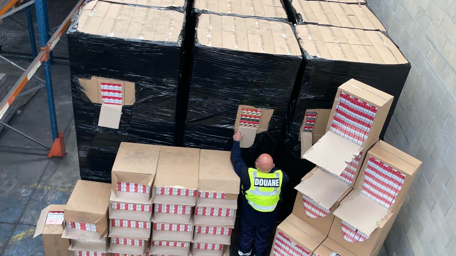 Des cigarettes de contrebande saisies par les douanes françaises dans un camion circulant sur l'autoroute A4, le 21 octobre 2023. Des cigarettes de contrebande saisies par les douanes françaises dans un camion circulant sur l'autoroute A4, le 21 octobre 2023.