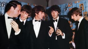 De GàD: Brian Epstein, et les Beatles, Ringo Starr, John Lennon, Paul McCartney, George Harrison le 6 juillet 1964 à Londres