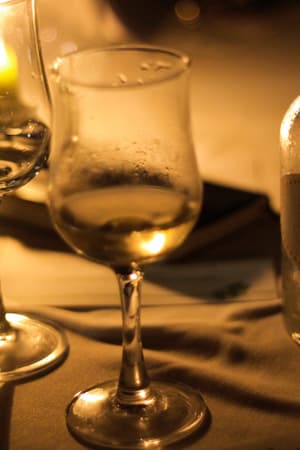 "Boire dans l'ombre a fait que je n'avais plus de filtre ni de limite": elles racontent le tabou de l’alcoolisme au féminin