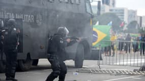 Un policier brésilien face à la foule à Brasilia, le 8 janvier 2022