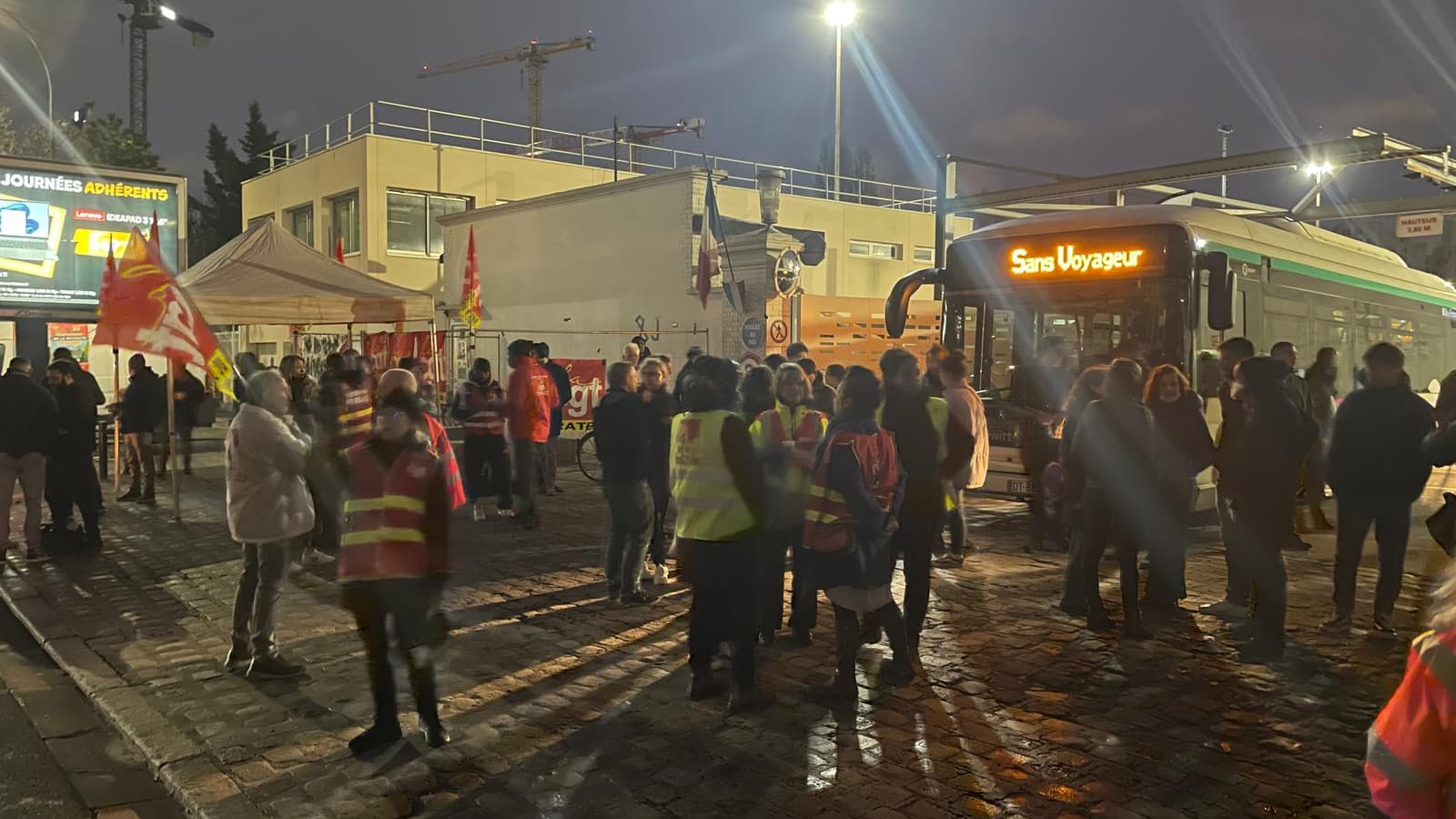 Blocage au dépôt de bus de Pantin le 23 mars Blocage au dépôt de bus de Pantin le 23 mars