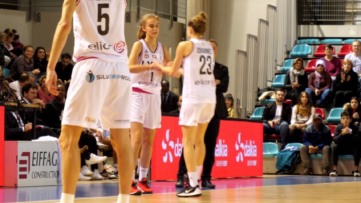 Juste Jocyte remplace Marine Johannès, qui était l'une de ses idoles, pour son premier match en LFB avec l'ASVEL Féminin Juste Jocyte remplace Marine Johannès, qui était l'une de ses idoles, pour son premier match en LFB avec l'ASVEL Féminin