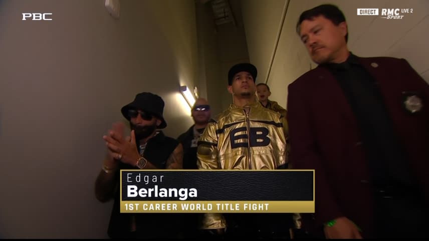 Edgar Berlanga (22-0) entre sur le ring de la T-Mobile Arena pour affronter Canelo.