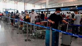 Des passagers à l'aéroport de Pékin le 10 août 2021