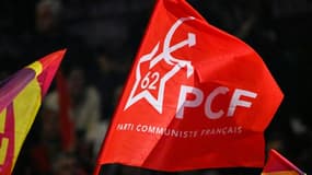 Photo prise à Lille le 7 avril 2022, montrant le drapeau du Parti communiste français 