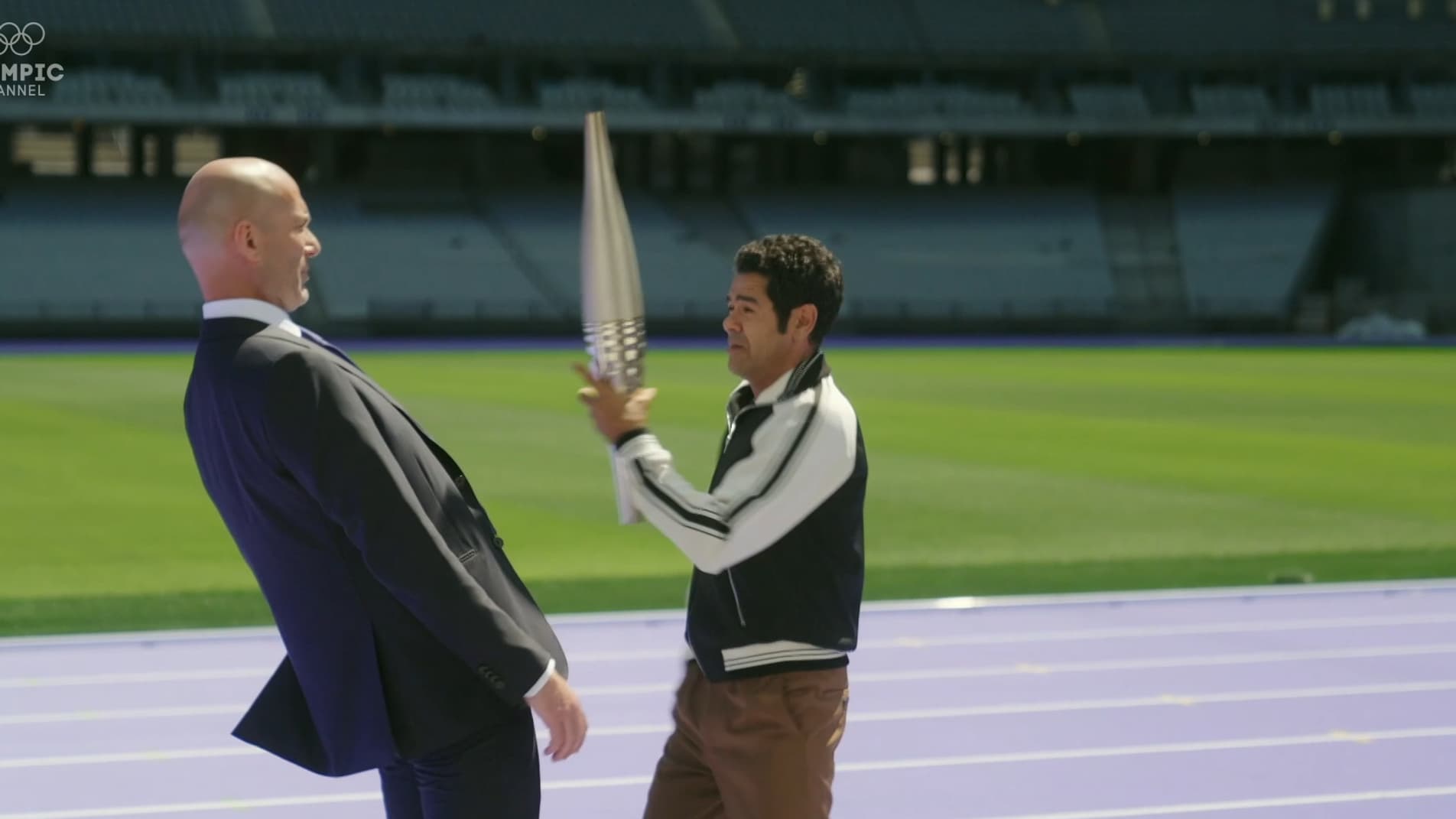 Jamel Debbouze et Zinédine Zidane lors du tournage de leur séquence pour la cérémonie d'ouverture des Jeux 2024.
