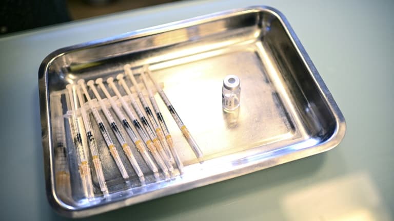 Un plateau avec des doses du vaccin AstraZeneva (photo d'illustration)