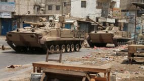 Tanks des forces loyalistes au président yéménite en exil se dirigent vers Aden le 4 août 2015