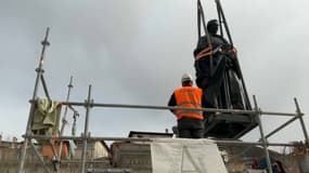 La statue de Pierre Gassendi retrouve sa place d'origine sur la place Charles de Gaulle à Digne-les-Bains 