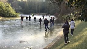 Des promeneurs se sont aventurés sur le lac gelé du parc des Buttes-Chaumont.