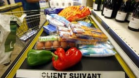 Les prix à la consommation ont augmenté de 0,1% en France en novembre par rapport au mois précédent et l'inflation sur un an est restée inchangée à 1,6%, selon l'Insee. /Photo d'archives/REUTERS/Eric Gaillard