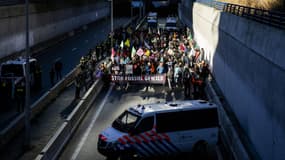 Des militants d'Extinction Rebellion (XR)  lors d'un blocage d'une autoroute pour demander aux responsables politiques de mettre fin aux subventions aux énergies fossiles à La Haye, aux Pays-Bas, le 11 janvier 2025.