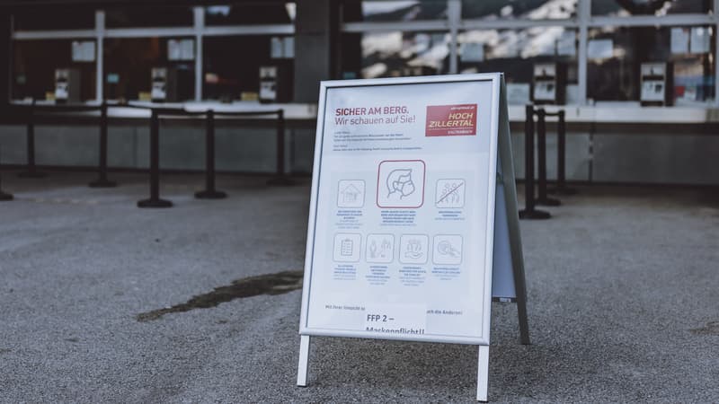 Un panneau avec des instructions d'hygiène est photographié à la station inférieure du téléphérique Hochzillertal à Kaltenbach dans le Tyrol, en Autriche, le 4 février 2021.