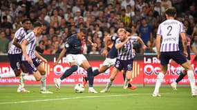 Entré en jeu avec le PSG, Kylian Mbappé se joue de la défense de Toulouse, 19 août 2023