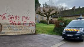 Des tags homophobes ciblant le maire ont été découverts dans la commune d'Eclans-Nenon (Jura) le 1er janvier 2024.