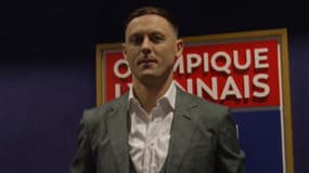 Le Serbe Nemanja Matic pose avec le maillot de l'OL