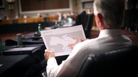 Le sénateur républicain Tommy Tuberville regarde une carte de l'Ukraine lors d'une commission au Sénat américain, à Washington D.C., le 10 mai 2022.