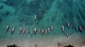 Des embarcations le long de la plage de Rawai, sur l'île de Phuket, le 2 octobre 2020 en Thaïlande