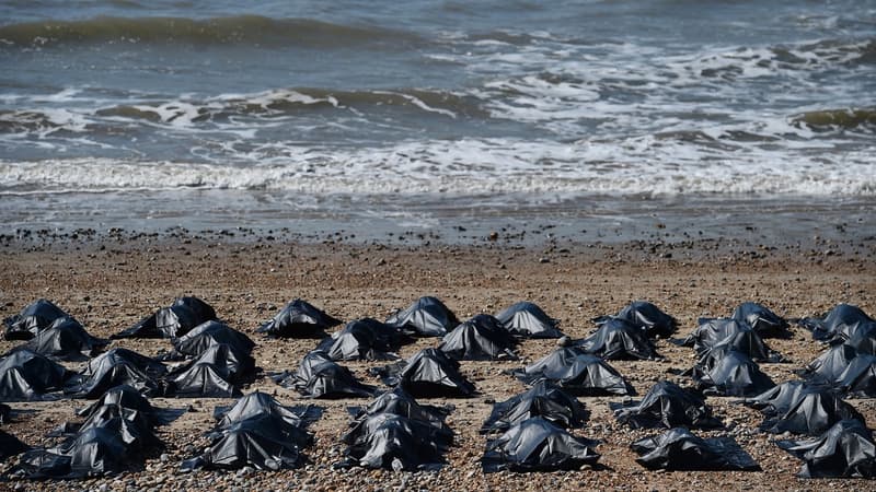 Des centaines de sacs de plastique noir à taille humaine, alignés sur une plage de Brighton, au sud du Royaume-Uni mercredi 22 avril. 