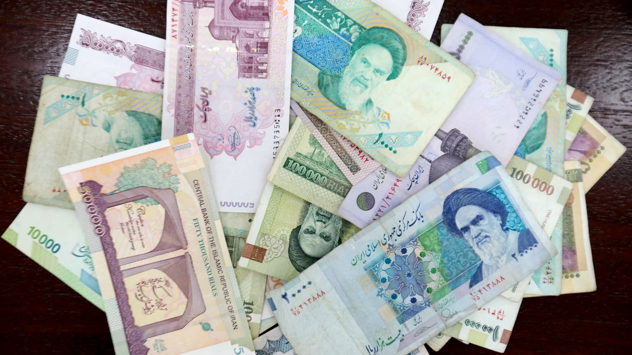 1 DOLLAR POUR 1,1 MILLION DE RIALS: APRÈS LE RÉTABLISSEMENT DES SANCTIONS CONTRE TÉHÉRAN, LA MONNAIE IRANIENNE ATTEINT SON PLUS BAS HISTORIQUE