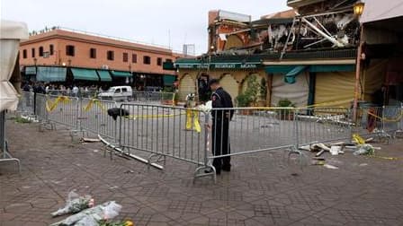 Le café Argana, sur la place Djemaa el Fna, au lendemain de l'attentat qui a fait 16 morts dont huit Français. Un des deux suspects recherchés après cette attaque aurait été arrêté, a-t-on dit mercredi de sources policières. /Photo prise le 29 avril 2011/