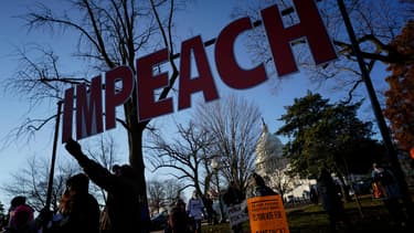 Des manifestabnts soutenant la destitution à l'extérieur du Capitole, à Washington, le 18 décembre 2019