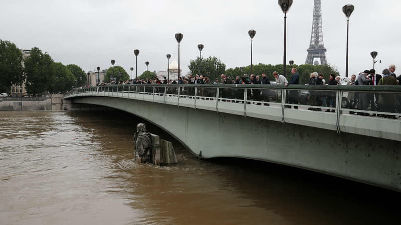 Plusieurs fois repoussé, le pic de la crue de la Seine devrait être atteint dans la nuit de vendredi à samedi.