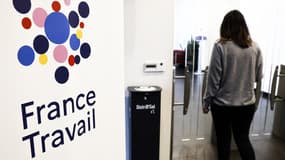 Une femme passe devant le logo de France Travail, le nouvel opérateur de service public de l'emploi, à Paris le 3 janvier 2024.