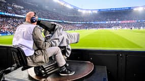 Illustration d'une caméra lors d'un match de Ligue 1 au Parc des Princes, le 17 avril 2022