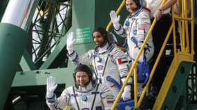 Les trois astronautes Hazza Al Mansouri,  Oleg Skripochka et Jessica Meir montent à bord du Soyuz avant le décollage