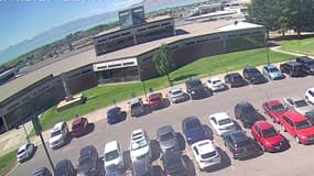 Image extraite d'une vidéo diffusée par le FBI le 11 septembre 2025 montrant le suspect du meurtre de Charlie Kirk sur le toit de l'université Utah Valley à Orem, dans l'Utah.