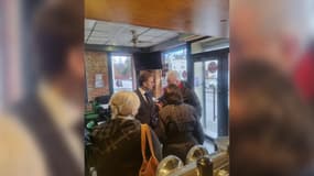 Emmanuel Macron dans un café à Hirson, dans l'Aisne, le 30 janvier 2025