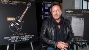 Julian Lennon posant le 25 janvier 2022 avec le visuel d'un NFT qu'il s'apprête à vendre aux enchères