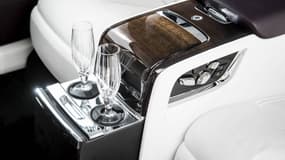 Le bar intégré dans l'accoudoir central arrière de la nouvelle limousine Phantom.