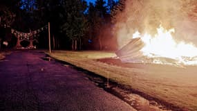 L'une des maisons ayant servi au tournage du film "Big Fish" de Tim Burton a pris feu après avoir été touchée par la foudre, lundi 3 juillet 2023.