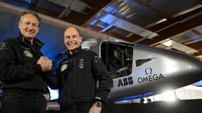 Bertrand Piccard et André Borschberg devant le Solar Impulse 2, le 9 avril 2014.