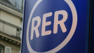 Un panneau de signalisation indiquant l'entrée d'une bouche de RER