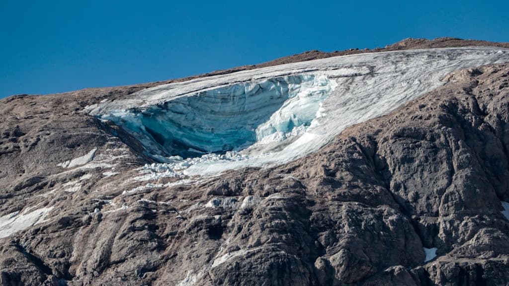 Un glacvier qui s'est effondré dans les Dolomites, en Italie, en juillet 2022 Un glacvier qui s'est effondré dans les Dolomites, en Italie, en juillet 2022